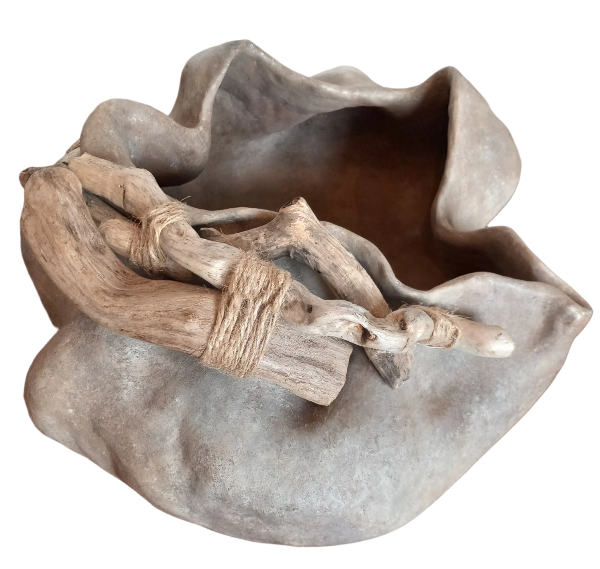 Ciotola rustica in ceramica con legno galleggiante e spago